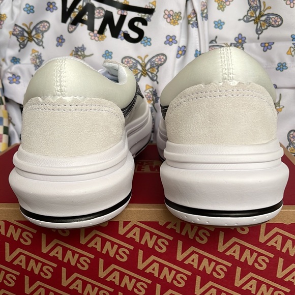 Vans WMNS Old Skool Over
White
VN0A7Q5EWHT
Platforms Sneakers - Picture 14 of 16